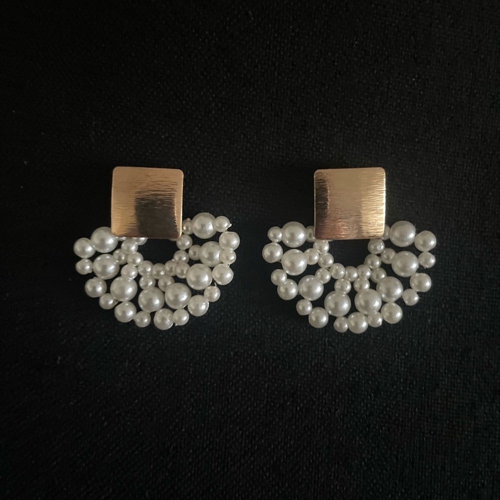 BNWT Elegant Gold and faux Pearl Earrings
